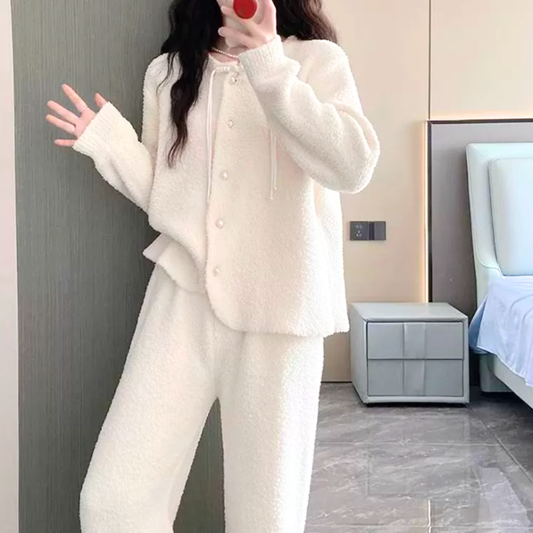 ふわもこルームウェアを着た女性が立っている様子。秋冬の部屋着として上品かつ可愛く見えるシルエットが特徴で、ルームウェア男ウケを狙いたい女性に人気。