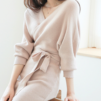 カシュクールデザインのベージュニットワンピース。柔らかい印象の細見えワンピース。