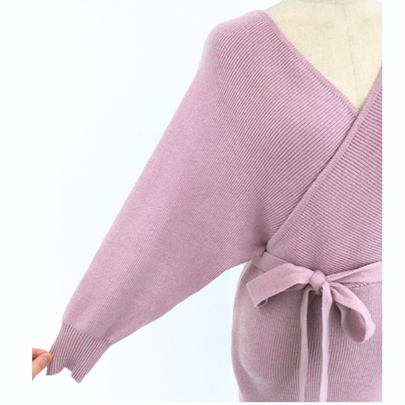 ドロップショルダーの柔らかな袖が女性らしさを引き立てるカシュクールニットワンピース。体のラインを拾いにくい設計。