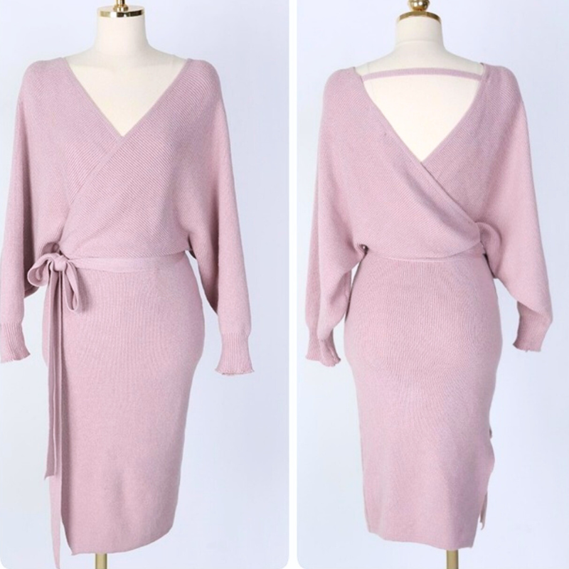 カシュクールデザインとウエストリボンが特徴のスリット入りニットワンピース。前後Vで上品な色気を演出する細見えシルエット。