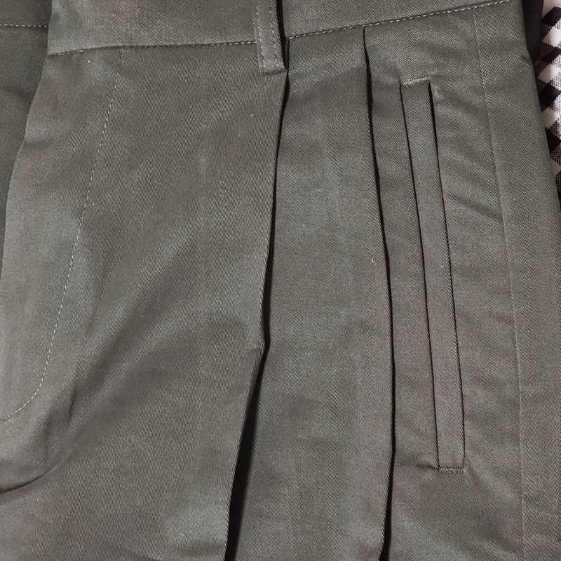 2タック仕様の立体的なフロントデザイン