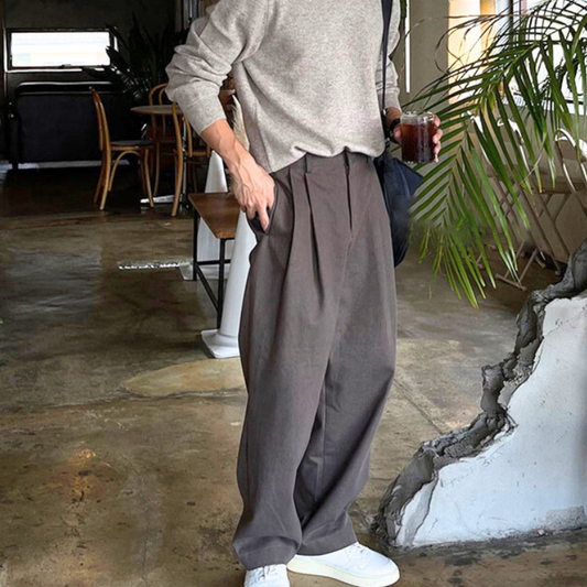 立体的な2タックが映えるワイドテーパードパンツ