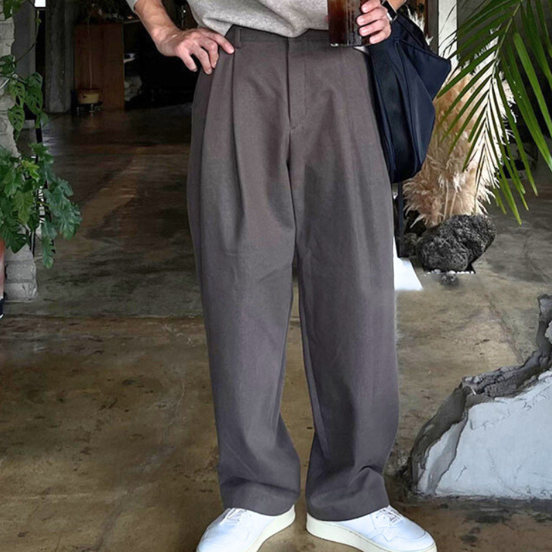 2タック仕様で腰回りに余裕のあるデザイン