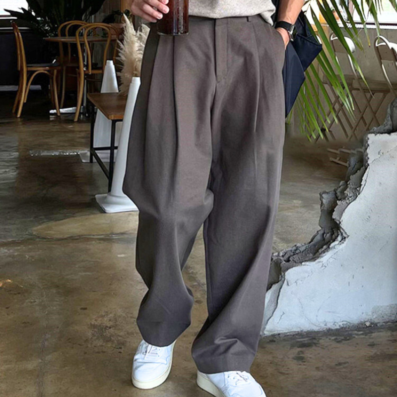 2タックワイドテーパードパンツを着用した大人メンズコーデ