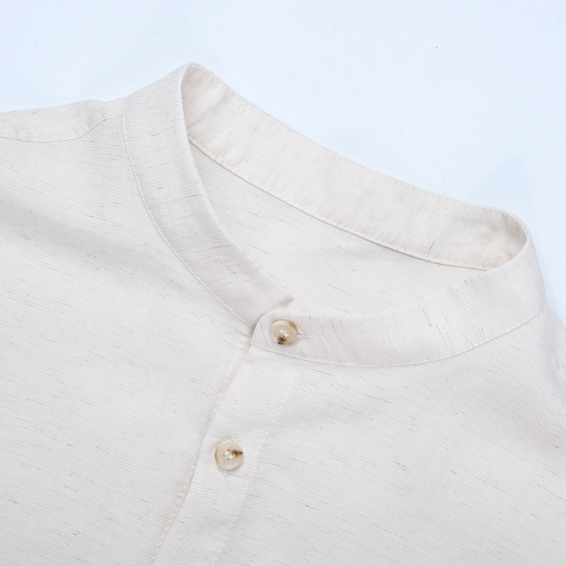 生成りカラーのバンドカラー半袖シャツ襟元ディテール画像