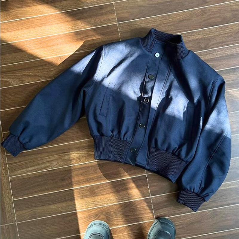 シンプルでミニマルなネイビージャケット｜カジュアルからモードまで対応
