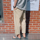 グレーTシャツ×ベージュアンクル丈パンツの後ろ姿