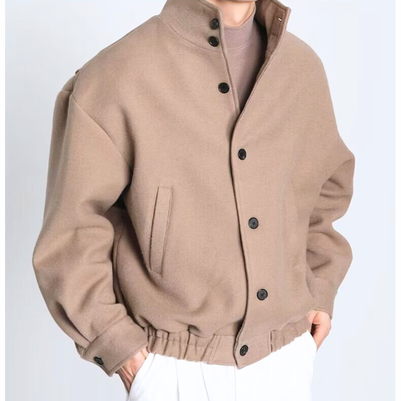 ウールライク素材のベージュブルゾンを着用した30代メンズコーデ 秋冬の上品カジュアル