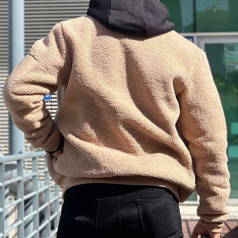ベージュMA-1風ブルゾンを後ろ姿から撮影した画像