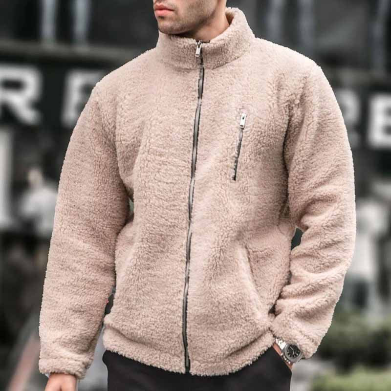 ベージュのボアブルゾンを着用した30代メンズ。ナチュラルな色味でコーデに柔らかさをプラス。