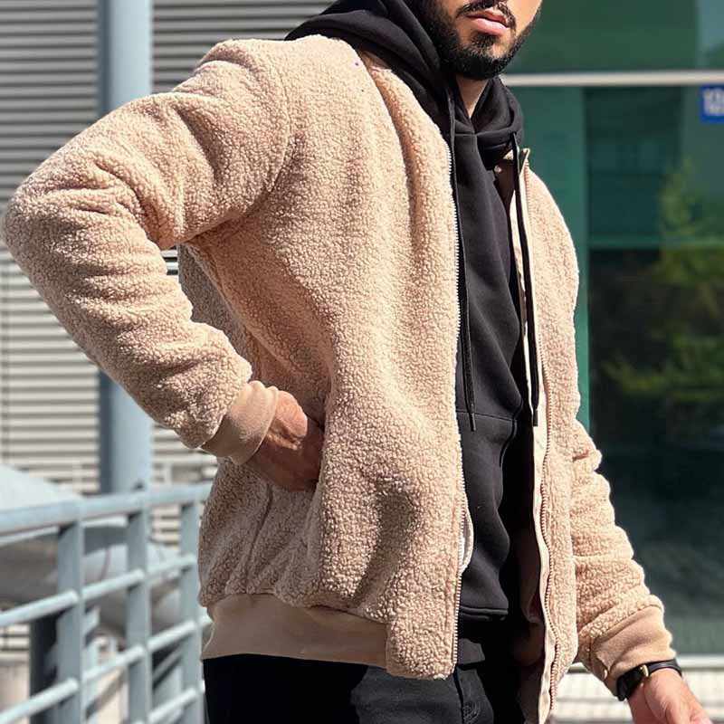 ベージュボアブルゾンの胸ポケットに手を入れた横向き着用画像
