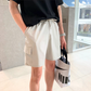 ベージュカラーの軽量ハーフパンツをカジュアルに着こなす男性