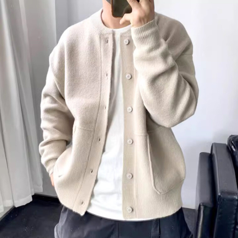 30代・40代メンズに人気のベージュニットカーデのリラックスコーデ