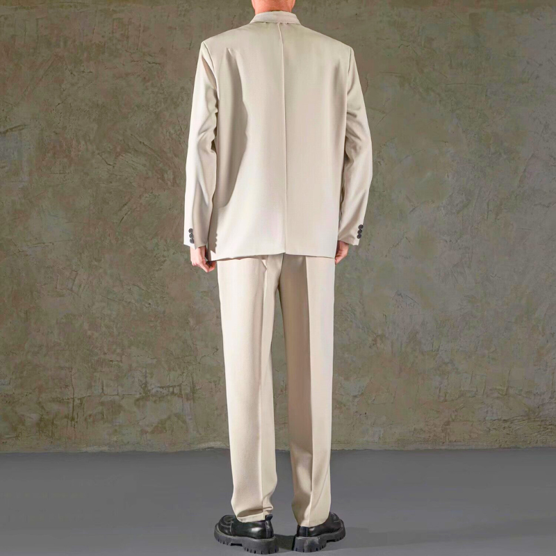ベージュ テーラードセットアップ メンズ 後ろ姿