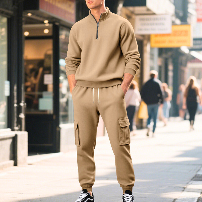 秋の30代メンズに似合うベージュのスタンドカラースウェットセットアップ｜上品でやわらかな印象に