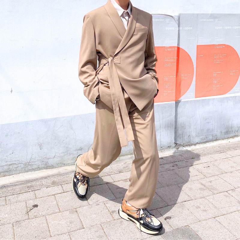 艶感のあるベージュストレートパンツを使った街歩きコーデ 30代メンズ 春秋におすすめ