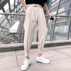 春夏の旅行スタイルに映えるベージュのタックパンツ×白スニーカーコーデ
