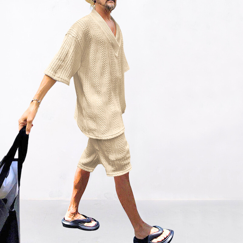ベージュセットアップのトップスとパンツを着た30代メンズが歩く姿