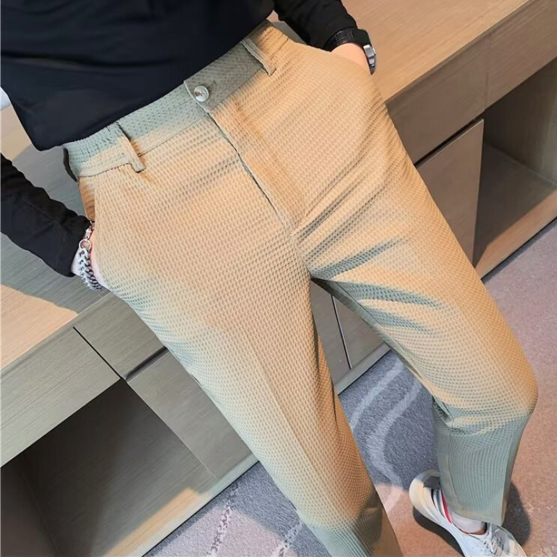 ベージュのワッフル調テーパードパンツ｜やわらかい雰囲気にぴったり