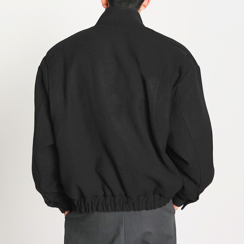 バックシルエットが美しいブラックブルゾン ゆったりシルエットで大人の余裕を演出