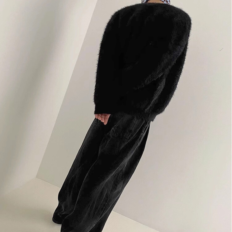 背面から見たブラックシャギーカーディガン、ルーズな着こなしに