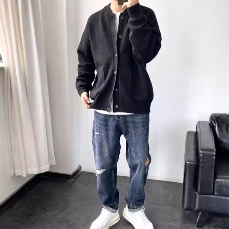 春秋冬向けブラックニットカーデジャケットの全身コーデ