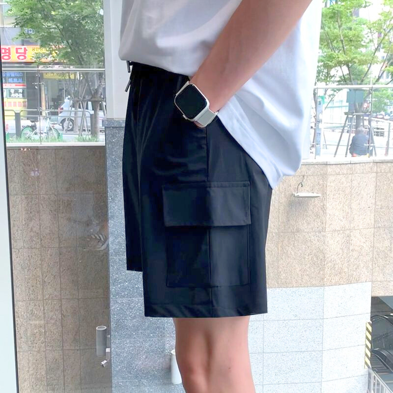 ブラックカラーのカーゴハーフパンツを着こなす横姿
