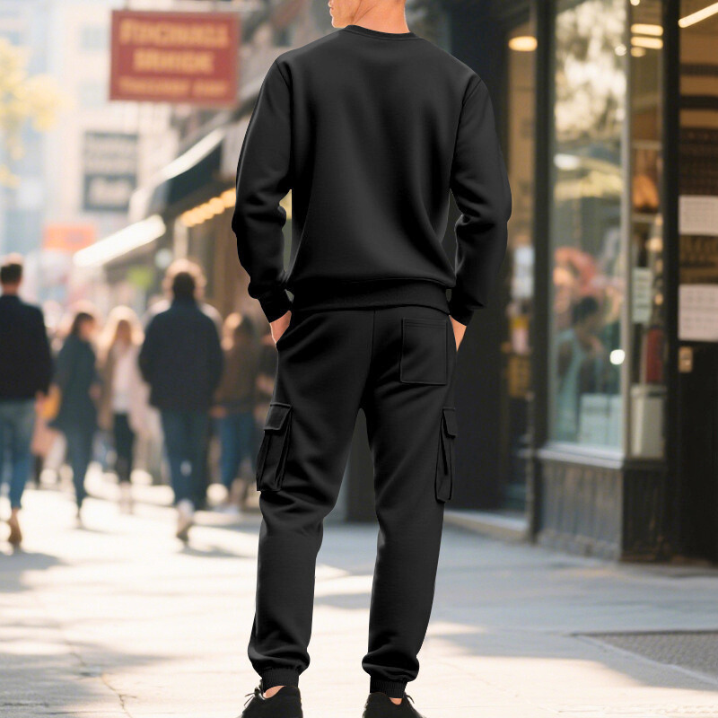 ブラックのカーゴスウェットセットアップ後ろ姿｜スマートな印象を与える細身ライン