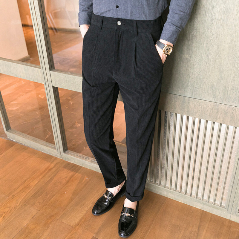 シンプルなのに上品さが光る黒コーデュロイスラックス