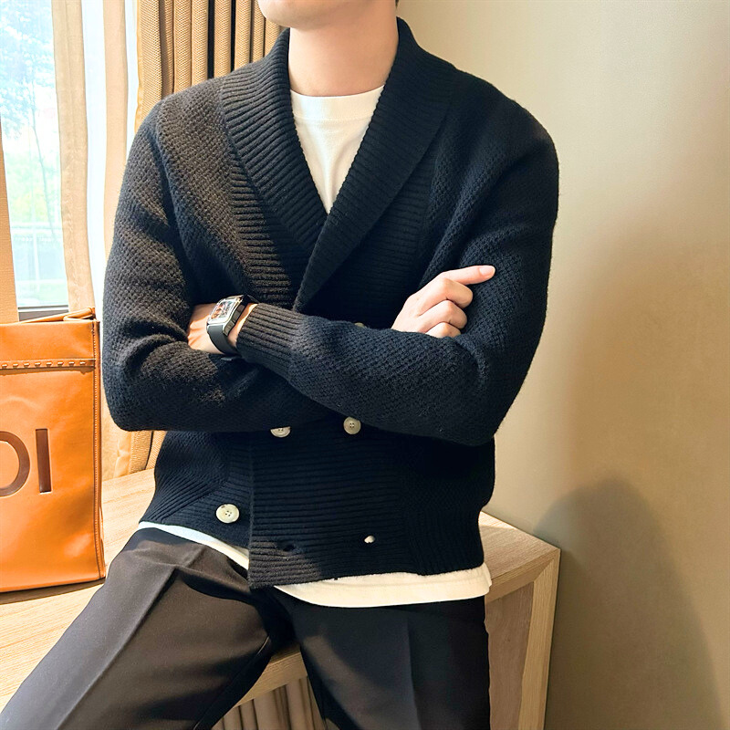 ダブルボタンのディテールが引き立つブラックニットの正面写真