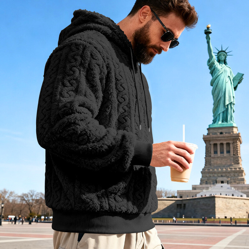 ブラックのフリースパーカー横向き｜防寒性と高級感を兼ね備えた仕上がり