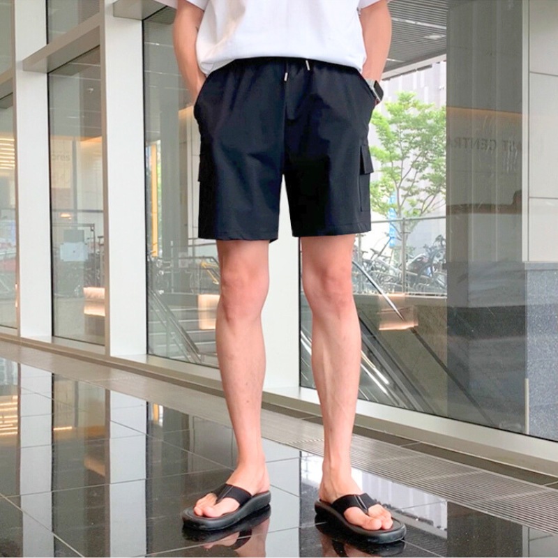 白Tとブラックカーゴハーフパンツを合わせた都会的な夏スタイル