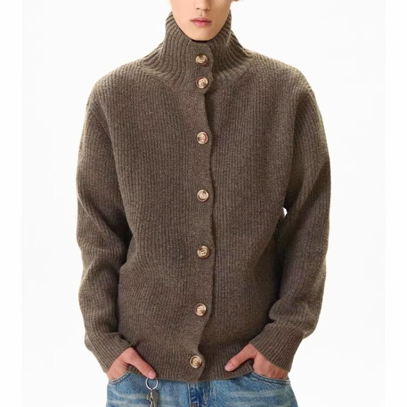 40代メンズでも着やすいハイネック厚手リブ編みジャケットのフロントアップ（ブラック）