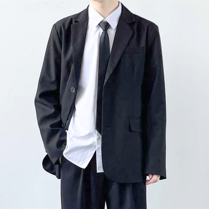 オーバーサイズ気味の黒ジャケットを着用した30代メンズのスタイリング｜きれいめ大人カジュアル