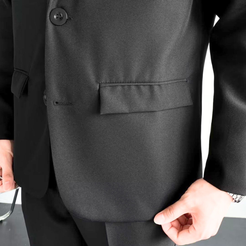 ポケットまわりの仕様がわかる黒ジャケットディテール｜ビジネス・デート両対応