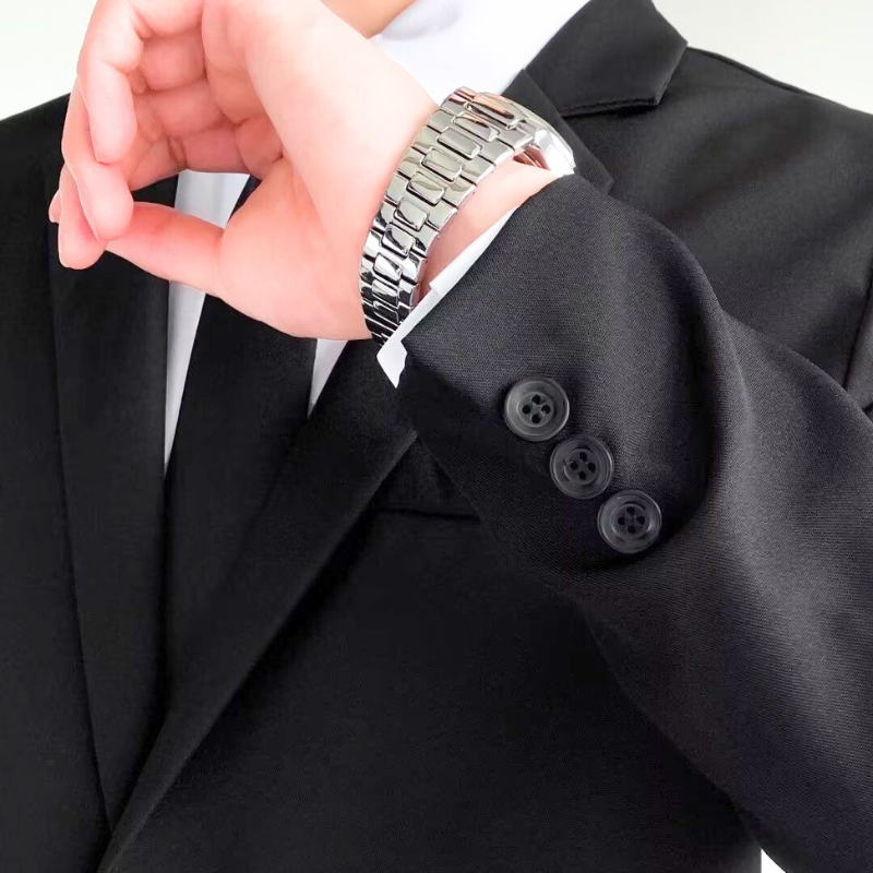 袖口の3ボタンがアクセントになった黒ジャケットのディテール｜30代メンズ向けきれいめスーツ