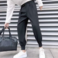 リラックス感のある黒パンツを白トップスと合わせた定番コーデ