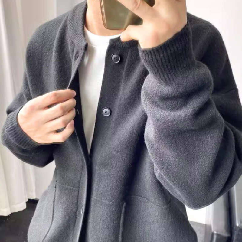 40代メンズにも似合うブラックニットカーデジャケットの着用シーン