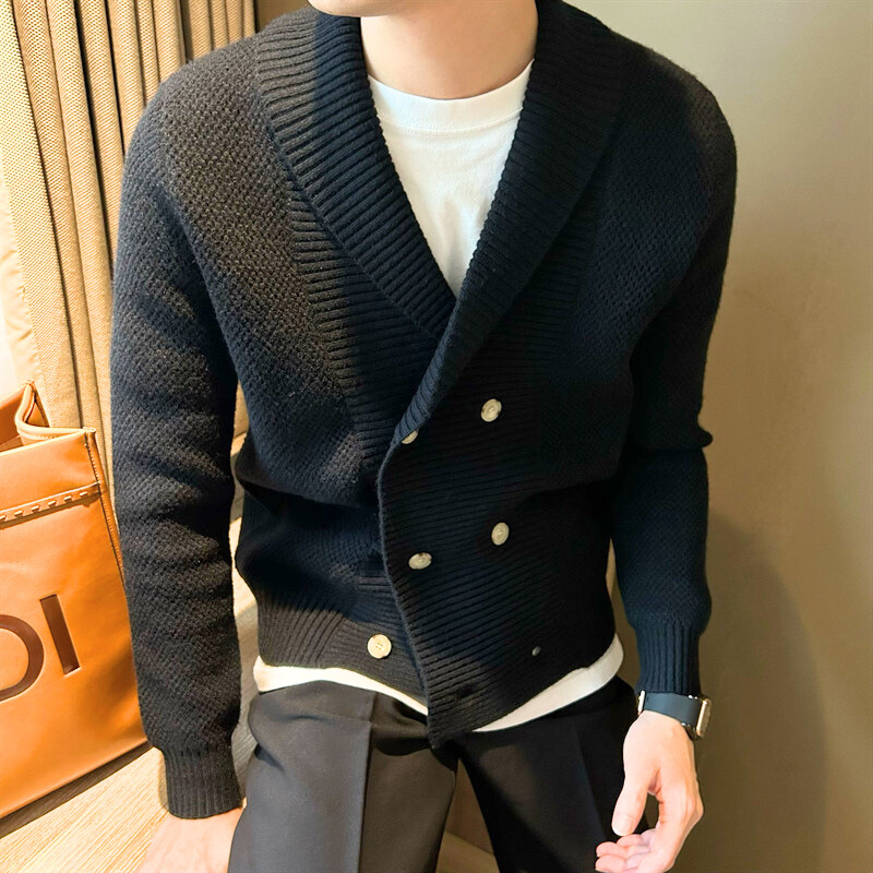 ブラックカーディガンを椅子に座って着用する落ち着きある印象