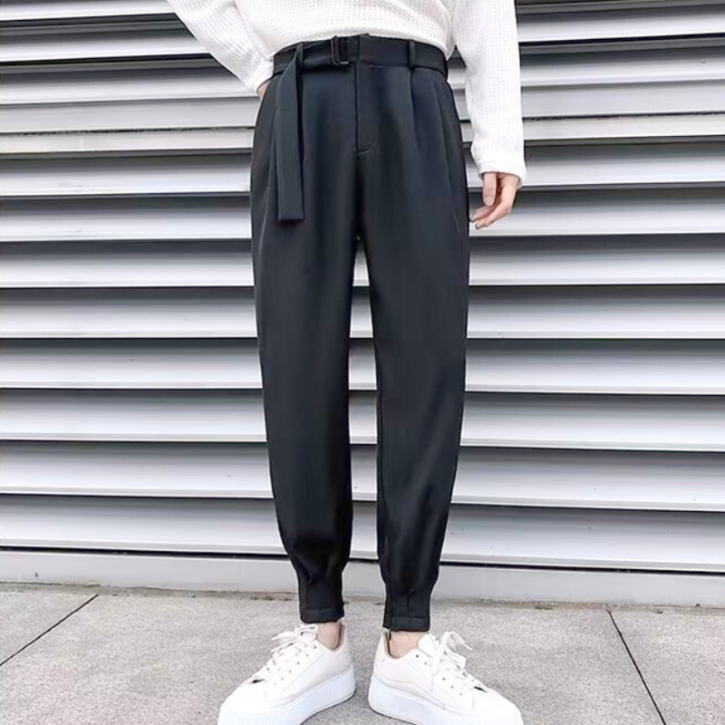 黒タックパンツと白スニーカーでつくるミニマルコーデ