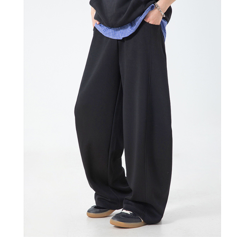 ブラックの太めパンツにブルーシャツを合わせた抜け感コーデ｜春秋におすすめ