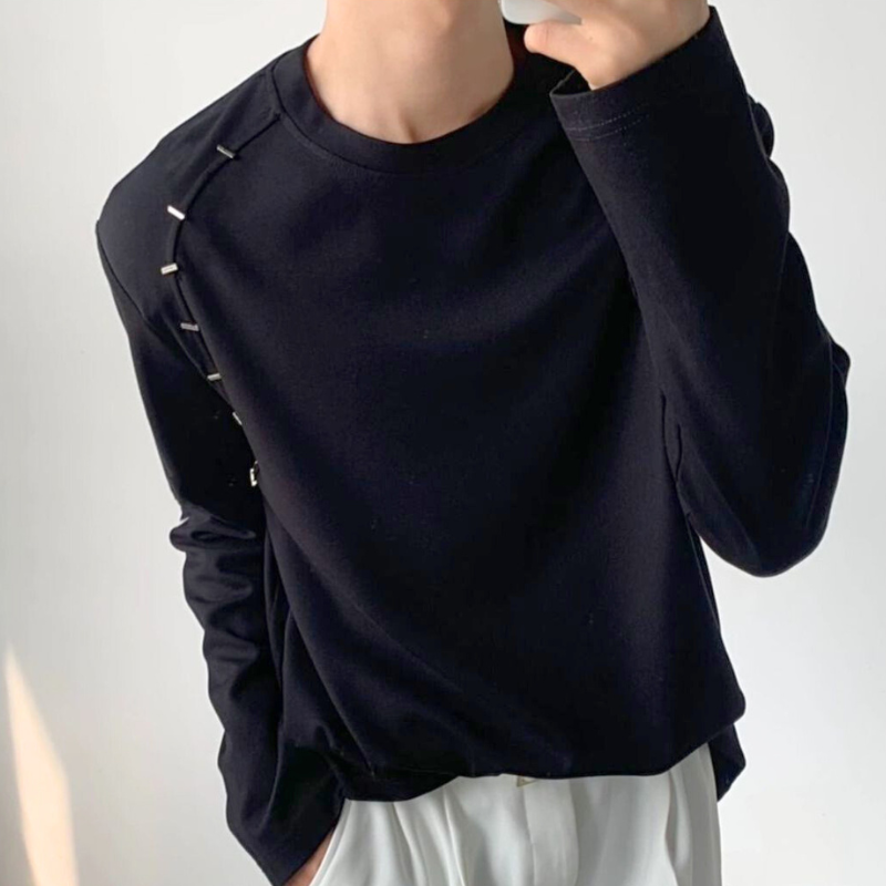 メンズの黒プルオーバーで差をつける春秋の休日スタイル