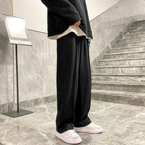 カジュアルにもモードにも合わせやすいブラックパンツ｜スニーカーと好相性