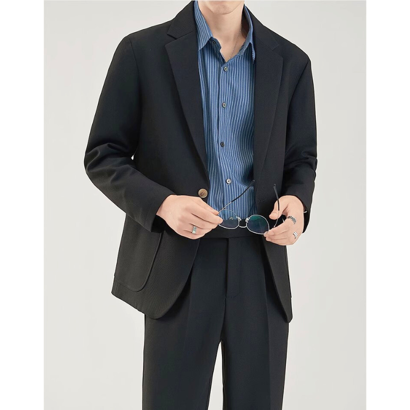 黒セットアップに青シャツを合わせた大人の知的コーデ