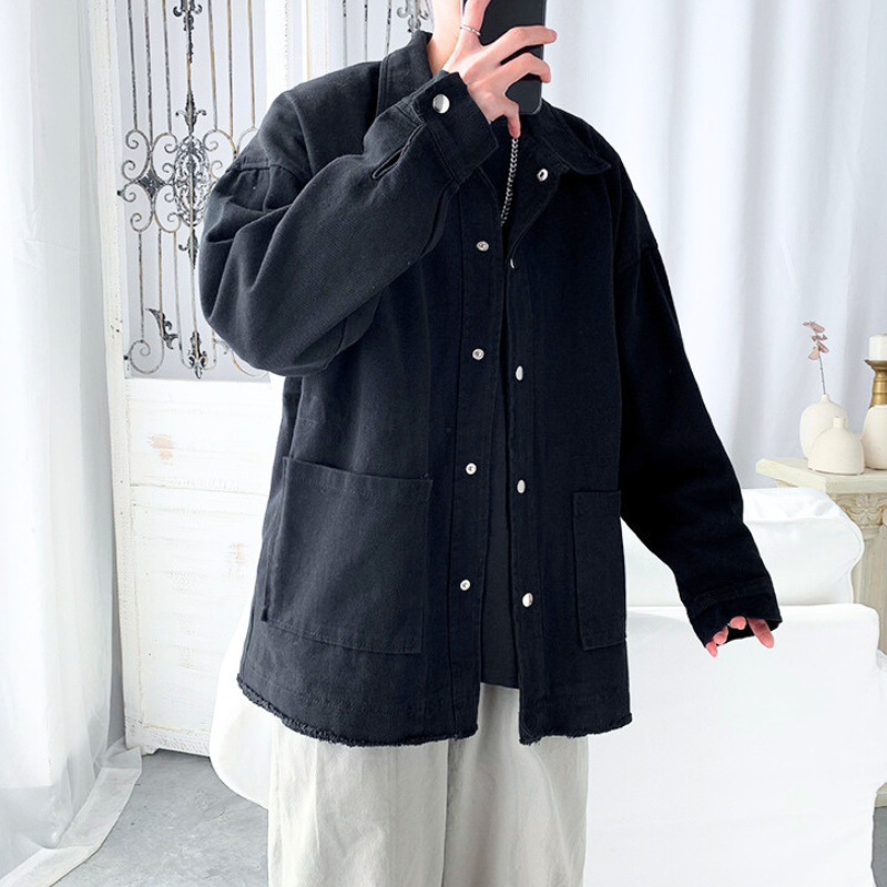 黒のシャツアウターのスナップボタンディテールアップ