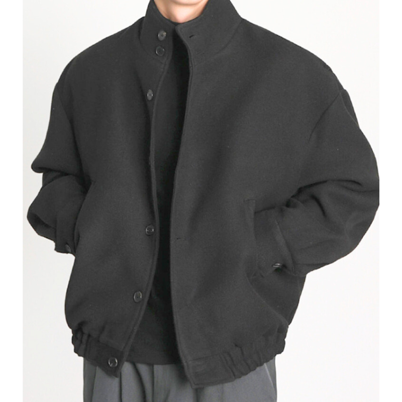 スタンドカラーブルゾンのシンプルで使いやすいブラック 秋冬の30代メンズに人気