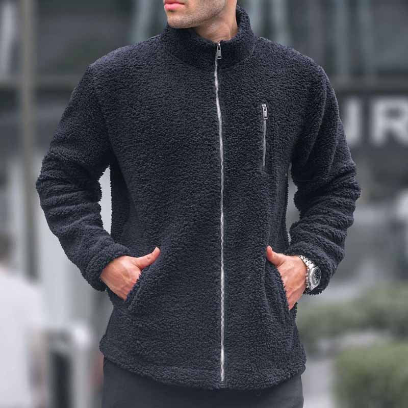 ブラックのボアブルゾン。スタンドネック仕様で首元までしっかり防寒できるメンズアウター。