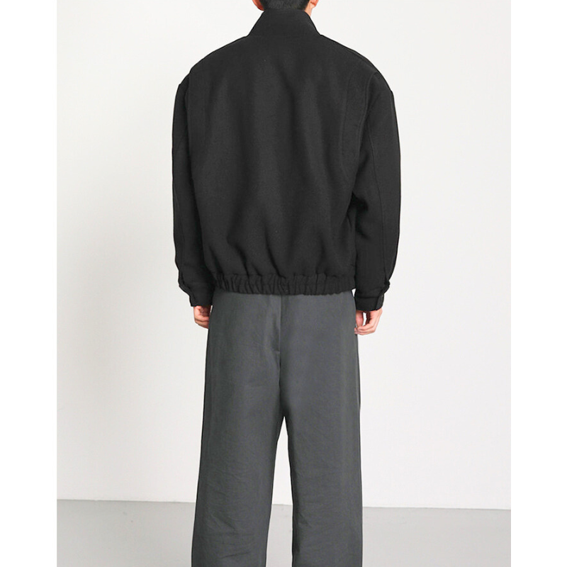 秋冬の定番ブラックアウター スタンドカラーで上品な大人コーデを完成させる