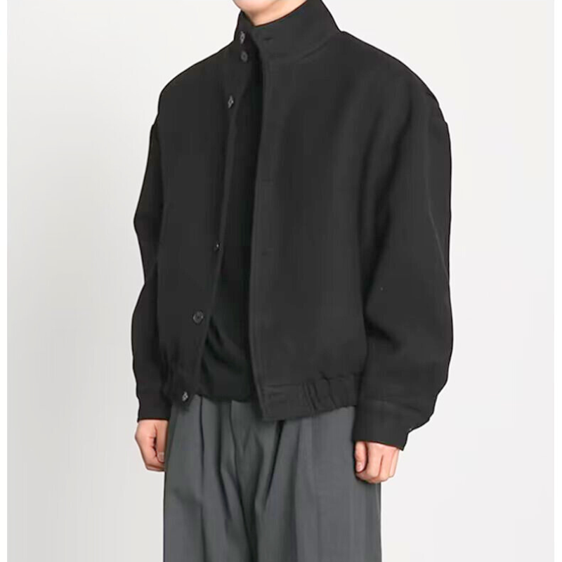 ブラックのスタンドカラーブルゾン 秋冬の大人シックな30代メンズコーデ