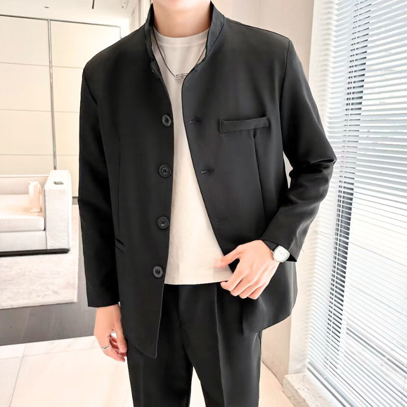 30代・40代メンズ向け春秋冬スタンドカラー黒セットアップの右ポケットまわりディテール